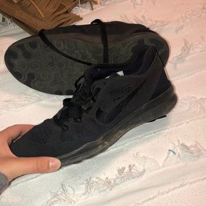 NIKES ATHLETIC SHOES